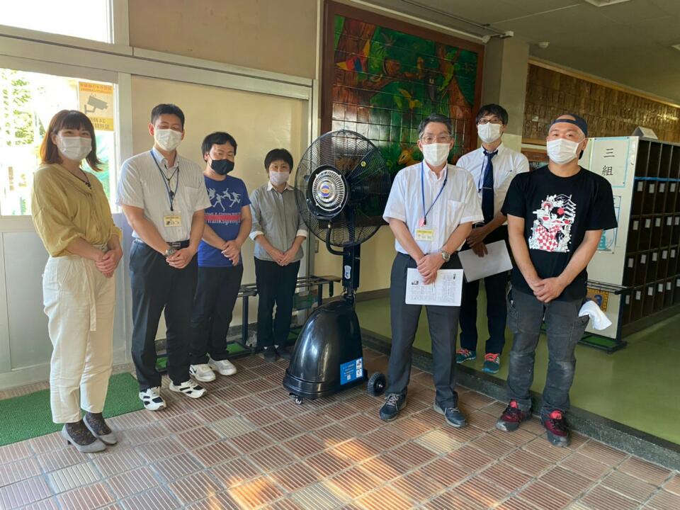 朝霞市内の小中学校15校に、ミストファン扇風機と無塩微酸性電解水WAVEの寄付を致しました。